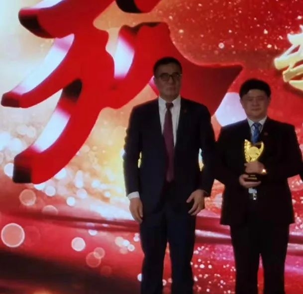 程力集团旗下“程力专汽”与一汽解放签订四千辆国六中重卡底盘采购协议,全面发力中重卡专汽市场进一步巩固专用车领导地位!图片